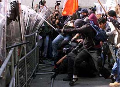 Un grupo de manifestantes intenta romper el cerco policial en torno al Foro Económico Mundial, reunido en Salzburgo.