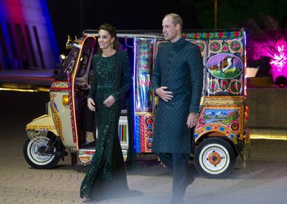 Guillermo y Kate llegaron a la cena de Islamabad a bordo de un colorido 'rickshaw'.