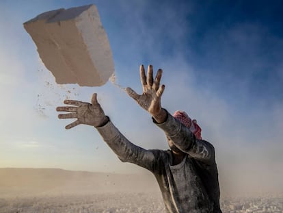 Un trabajador en la cantera de extracción de piedra caliza