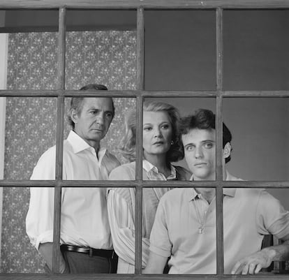 Desde la izquierda, Ben Gazzara como Nick Pierson, Gena Rowlands como Katherine Pierson y Aidan Quinn como Michael Pierson en An Early Frost (Escarcha de Verano) de 1985.