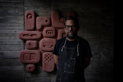 Pedro Reyes, el escultor de la obra 'Tlali', con otra de sus esculturas en su casa de Coyoacán.