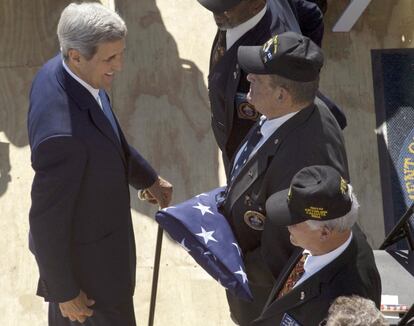 John Kerry saluda a los tres marines que arriaron la bandera norteamericana cuando cerró la Embajada de EE UU en La Habana en 1961.