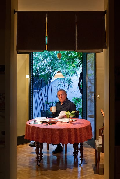 El director del teatro de La Abadía, José Luis Gómez, lee y bebe té verde en un rincón de su casa.