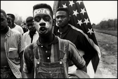 Alabama. Selma. 1965. Marcha de protesta por los derechos civiles y el voto para los negros, de Selma a Montgomery.