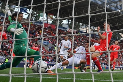 Pablo Sarabia empuja el 0-1 en el área chica de Suiza.