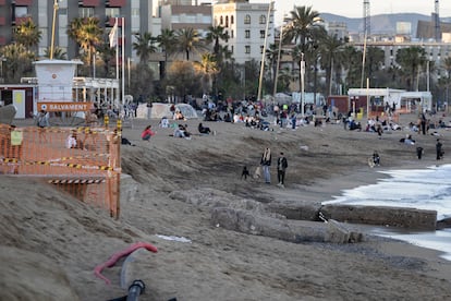 Litoral de Barcelona sin arena. 