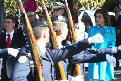 Fuerzas de la Armada han protagonizado el tradicional desfile izado de bandera del día de San Isidro, que se celebra todos los años en la plaza de Colón. Han asistido los concejales del PP y, como única representación de la oposición, David Ortega, de UPyD. Ni IU ni PSOE han acudido.