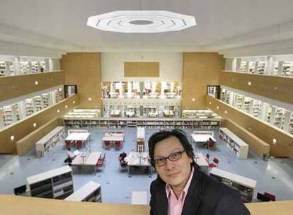 Eduardo Manzano, en la biblioteca del Centro de Ciencias Humanas y Sociales.