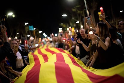 Milhares de pessoas concentraram-se a noite no centro de Barcelona para pedir a liberdade dos presidentes da ANC, Jordi Sánchez, e da Òmnium Cultural, Jordi Cuixart, e denunciar sua condição de "presos políticos" por terem promovido o processo independentista.