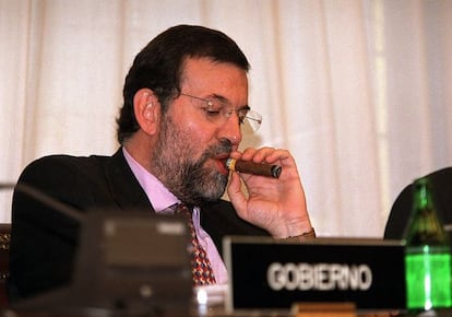 El presidente Mariano Rajoy, fum&aacute;ndose un puro, en 2001.