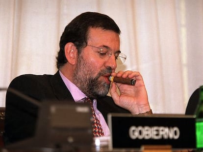 El presidente Mariano Rajoy, fum&aacute;ndose un puro, en 2001.