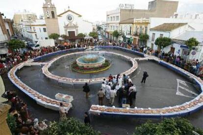 El gigantesco roscón de Reyes de Camas, en una fotografía tomada ayer.