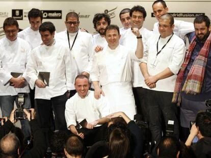 Berasategui rodeado por cocineros de prestigio que en su día fueron sus alumnos, en el homenaje ayer en Madrid.