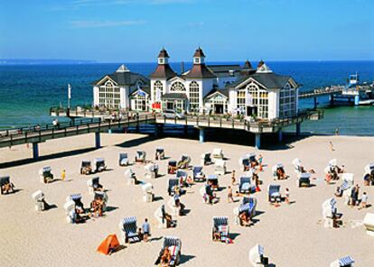 Son tradicionales, en algunos puntos de la costa báltica alemana, los restaurantes en edificios sobre muelles en el mar, como éste de Sellin, en la isla de Rügen.