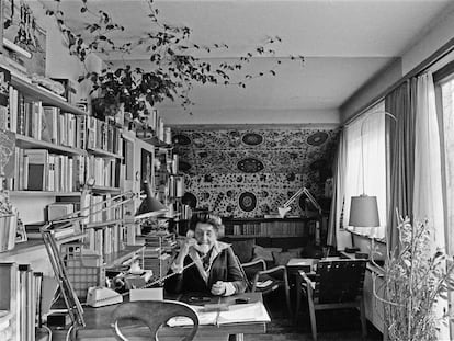 A portrait of Margarete Schütte-Lihotzky in her apartment in Vienna.