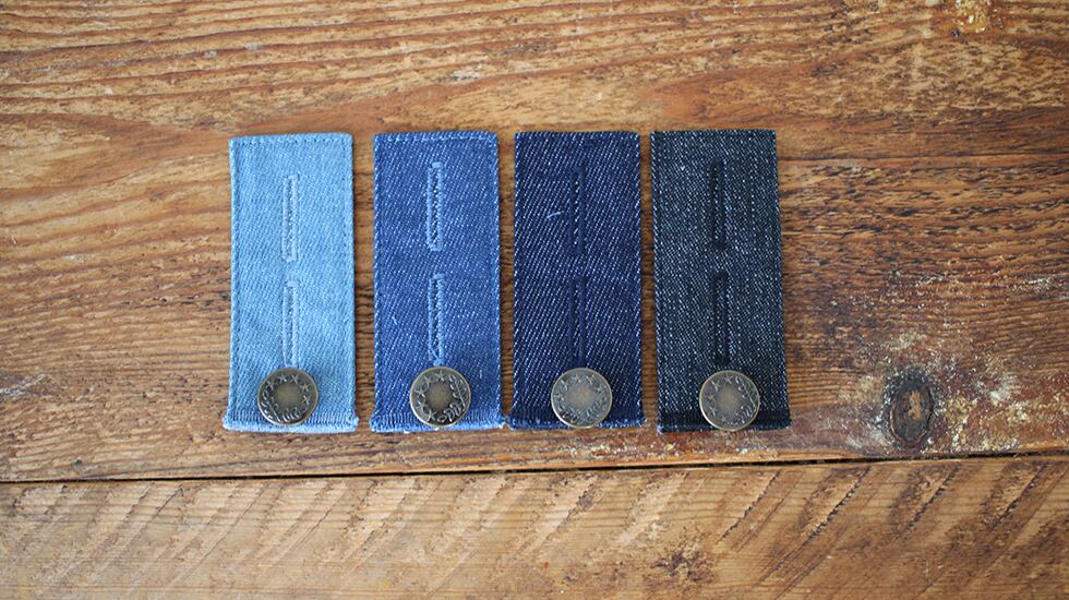 Extensores de cintura para pantalones con acabado denim.