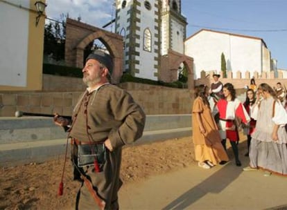 Ensayo de <i>Fuenteovejuna</i> ayer por la tarde horas antes de la primera representación en la plaza.