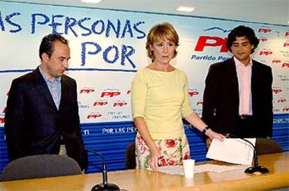 Esperanza Aguirre, flanqueada por Miguel Ángel Villanueva y Juan José Güemes, ayer en la sede del PP.