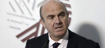 El ministro de Econom&iacute;a de Espa&ntilde;a, Luis de Guindos, en una rueda de prensa celebrada tras el Eurogrupo informal celebrado ayer en Riga.