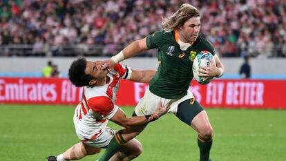 Faf de Klerk anota ante la oposición de un jugador japonés.