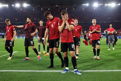 Los jugadores albaneses abatidos, Tras quedadr eliminados de la UEFA EURO 2024, por España.
