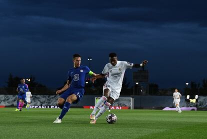 Vinicius del Real Madrid lucha por la posesión del balón con Azpilicueta del Chelsea durante el partido.