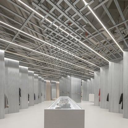El estudio D415 juega con las leyes de gravedad para la creación de SOM Store, en Bratislava, una tienda conceptual destinada a jóvenes diseñadores eslovacos.