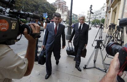 Los abogados de Camps, el martes a su llegada al Tribunal Superior de Justicia valenciano. 
