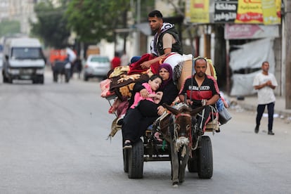 Una familia palestina escapa de Rafah, tras la orden israelí de desplazamiento, en un carruaje tirado por un burro, en mayo de 2024.