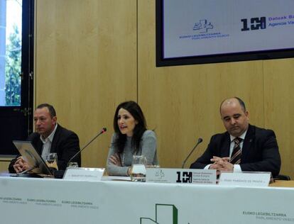 El director de la Agencia Vasca de Protección de Datos, Iñaki Pariente (a la derecha), junto a la presidenta de la Cámara, Bakartxo Tejeria, y el parlamentario de EH BIldu Juanjo Agirrezabala, en las jornadas.