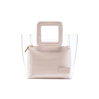 El bolso de plástico. Ni el movimiento plastic free que impacta al mundo ha sido capaz de contener la capacidad de sorpresa de la industria de la moda. Un tote de PVC transparente ha sido el más buscado de la temporada. Se trata del Shirley de Staud que han llevado (y exhibido en Instagram) las prescriptoras de todo el planeta.