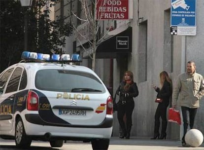 Prostitutas y policas conviven en la calle Desenga?o, donde a las cmaras se ha sumado una mayor vigilancia.