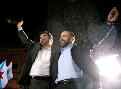 El portavoz nacional del Bloque Nacionalista Galego (BNG) Anxo Quintana (izquierda), junto al candidato a la alcaldía de Santiago, Nestro Rego, durante el acto de comienzo de campaña electoral de su formación política esta noche en Santiago.