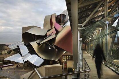 El edificio proyectado por Frank Gehry en la Ciudad del Vino de las Bodegas Marqués de Riscal.