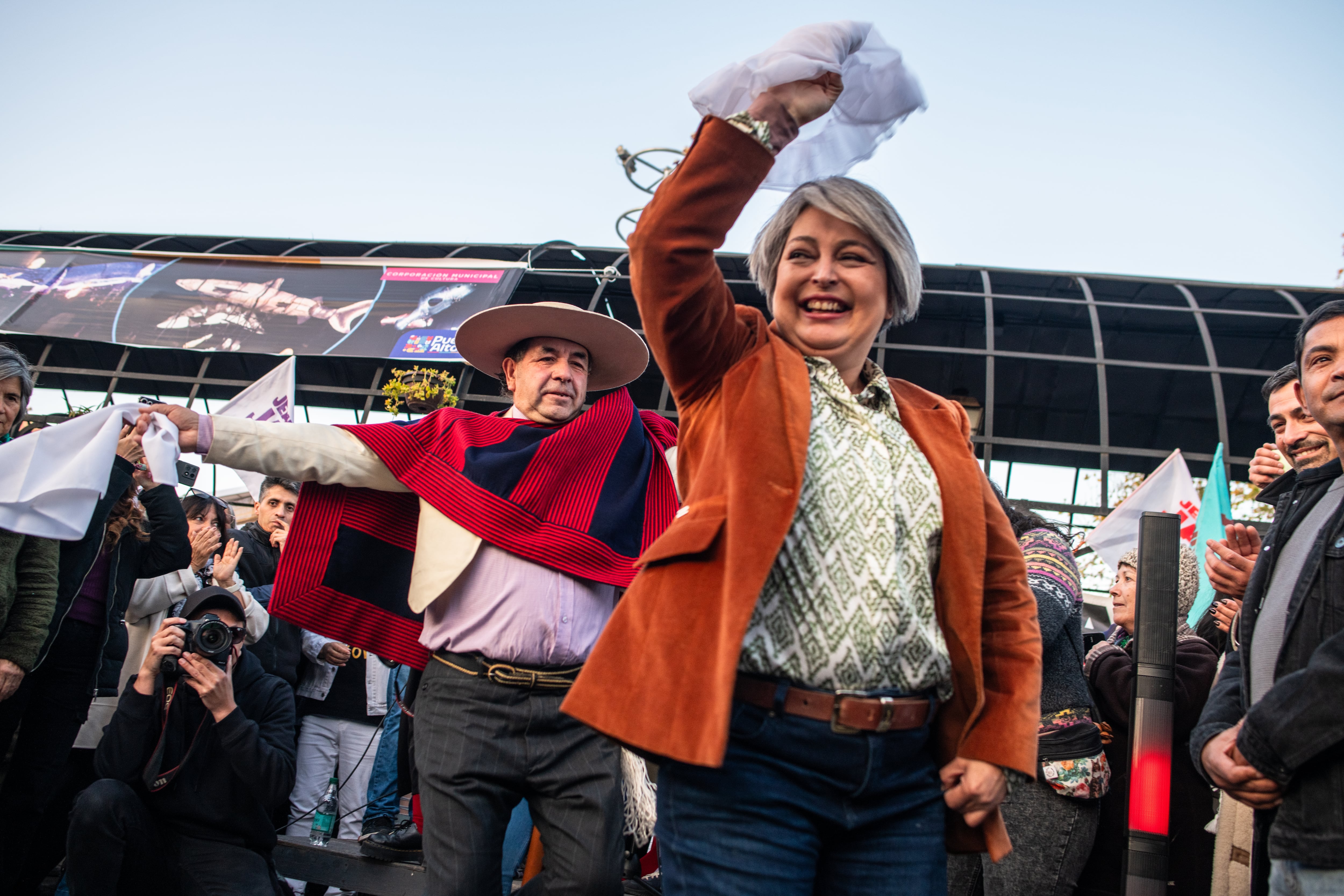  La precandidata presidencial, Jeannette Jara, durante su cierre de campaña, en Santiago, el 26 de junio.