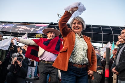 La precandidata presidencial, Jeannette Jara, durante su cierre de campaña, en Santiago, el 26 de junio.