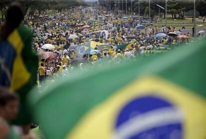 Milhares de manifestantes exigem em Brasília o impeachment da presidenta Dilma Rousseff.