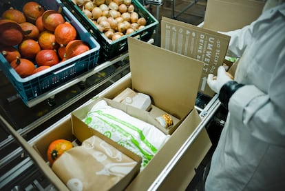 Preparación de una caja de alimentos y recetas de HelloFresh.