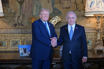 El expresidente de EE UU, Donald Trump, recibe al primer ministro israelí, Benjamín Netanyahu, en su residencia de Mar-a-Lago, en Florida este viernes.