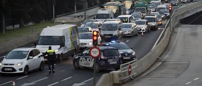 Agentes de la policía municipal de Madrid levantando una restricción del tráfico.