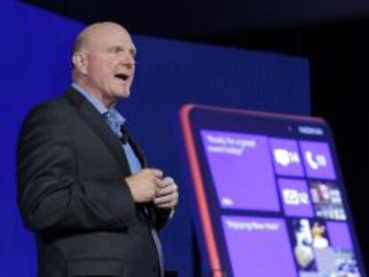 Steve Ballmer, consejero delegado de Microsoft, durante la presentaci&oacute;n de los Nokia Lumia con Windows Phone.