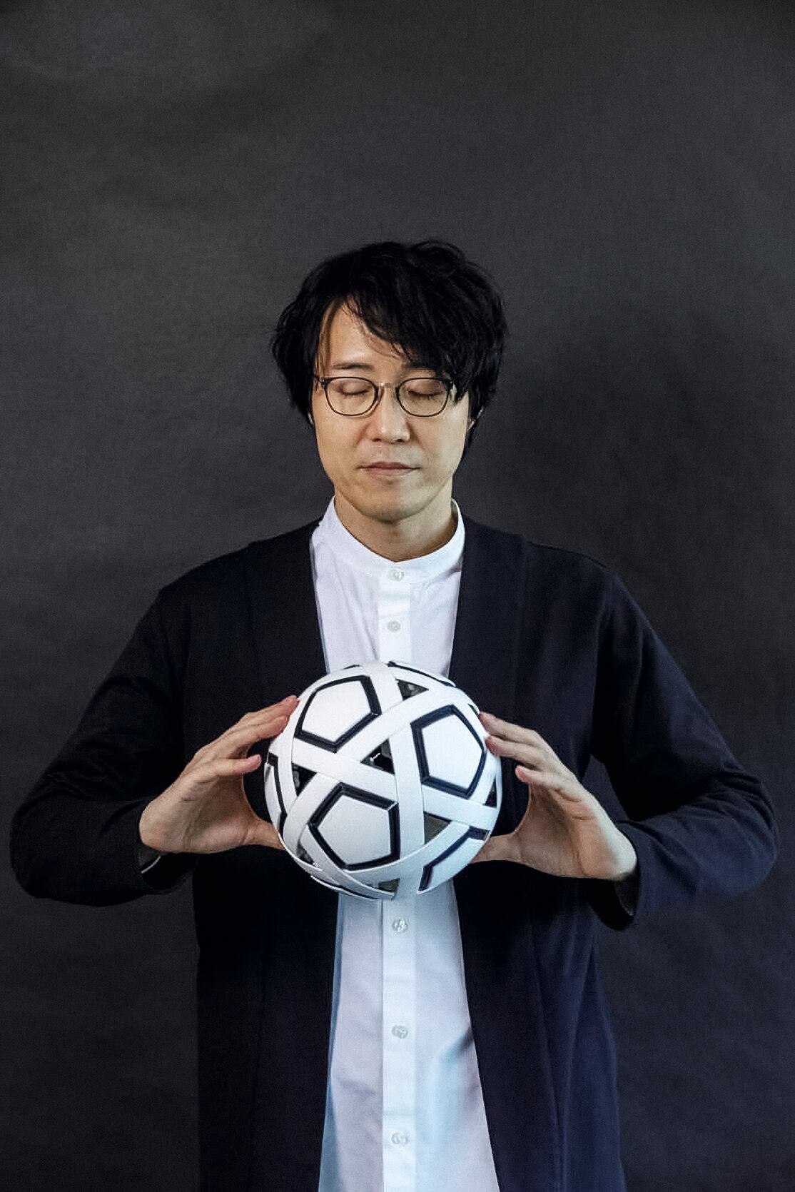Sato sostiene el balón My Football Kit, compuesto de 54 piezas fáciles de armar y almacenar. Fue diseñado para popularizar el deporte en países pobres y varias empresas japonesas lo donan a escuelas, clubes e instituciones.