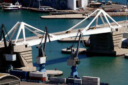 Puente basculante 'Puerta de Barcelona', en el puerto de la ciudad.