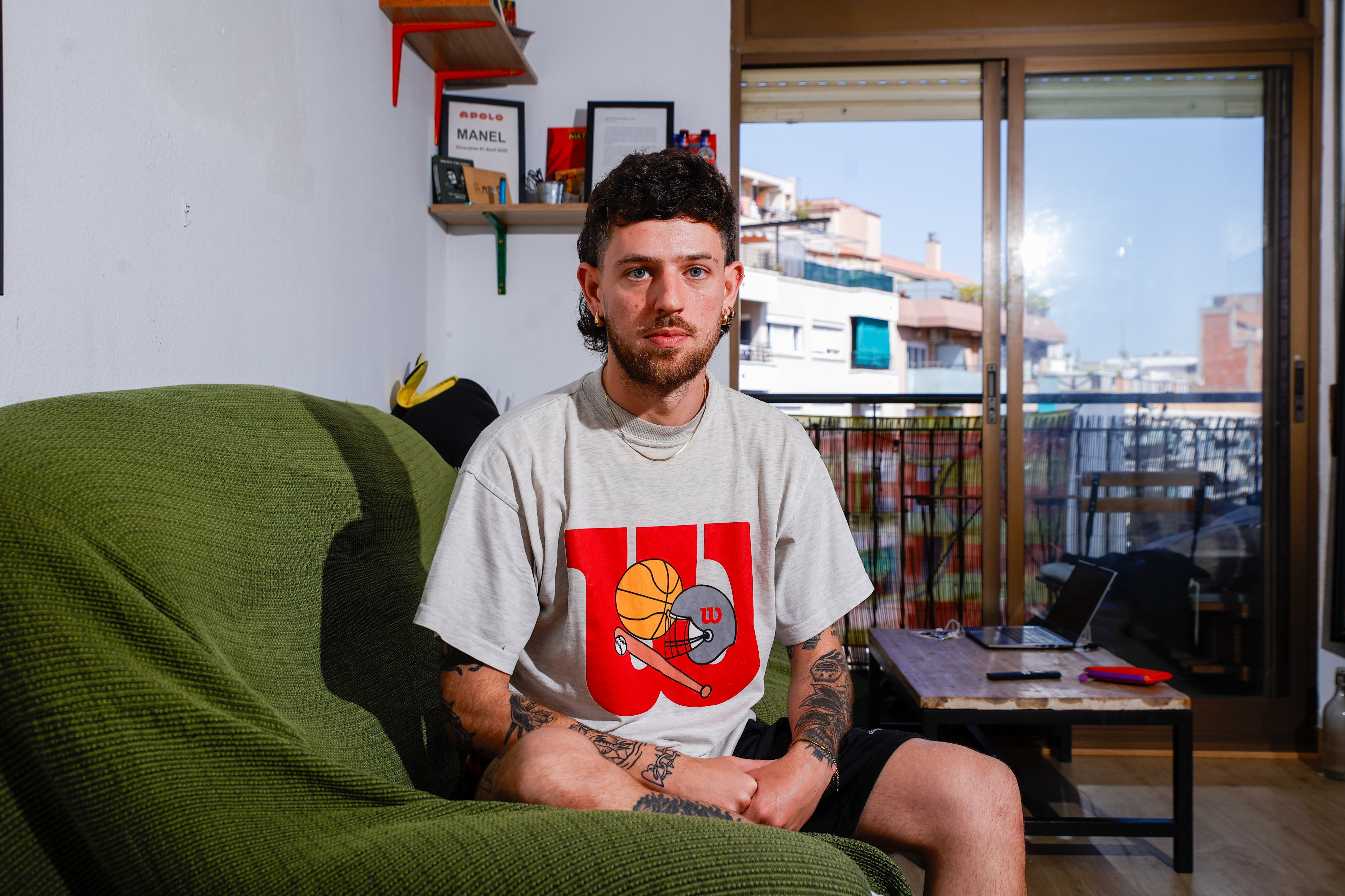 Joan Artieda, en su piso de Barcelona.