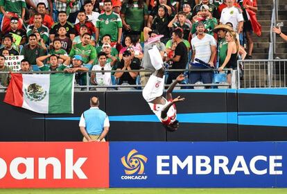 La Pantera Jones celebra su gol ante una afición decepcionada.