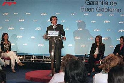 José María Aznar, ayer, en un acto con mujeres organizado por el PP de Madrid.