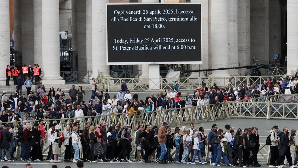 Cola de fieles, este viernes ante la basílica de San Pedro, en Ciudad del Vaticano. 