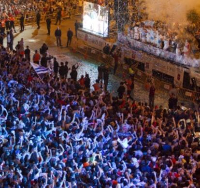 Los jugadores del Celta, frente a la afición en el escenario de la Plaza América.