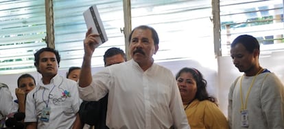 El actual presidente nicaraguense Daniel Ortega acude a votar.