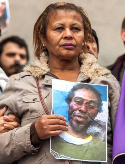 Aristides Santana, empleada doméstica, con la foto de su hijo asesinado.
